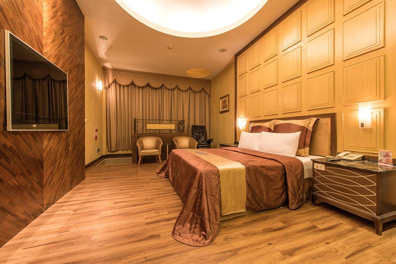Hwu Meei Motel Tainan Buitenkant foto